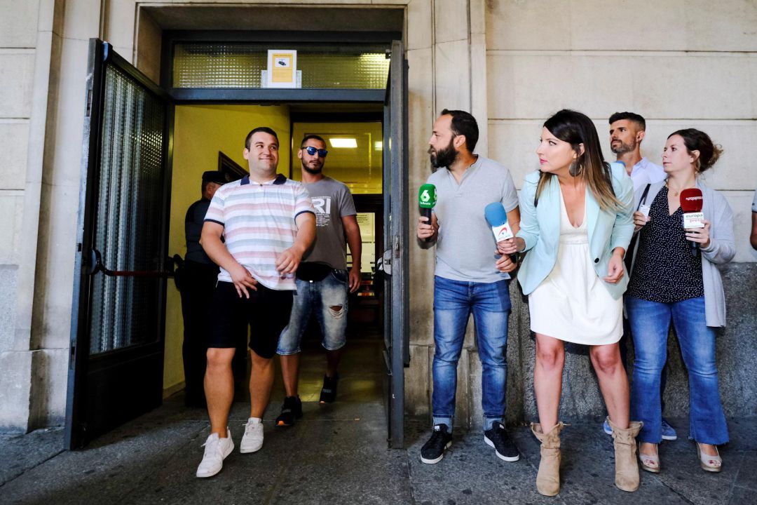 El exmilitar de la Manada, Alfonso Jesús Cabezuelo (2i), y José Ángel Prenda "el Prenda" (i), salen de los Juzgados de Sevilla tras firmar en el día en el que el caso llega al Tribunal Supremo. El exmilitar de la Manada, Alfonso Jesús Cabezuelo (2i), y José Ángel Prenda "el Prenda" (i), salen de los Juzgados de Sevilla tras firmar en el día en el que el caso llega al Tribunal Supremo.