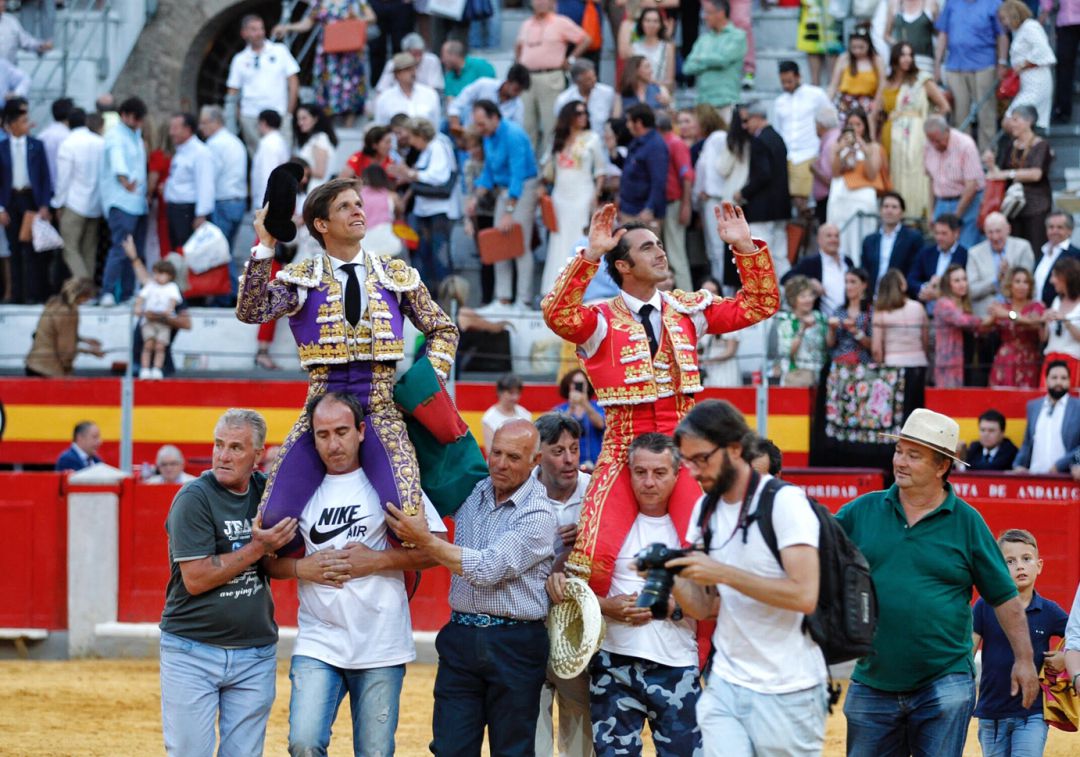 El Juli y El Fandi, a hombros tras la corrida del Viernes de Corpus en Granada El Juli y El Fandi, a hombros tras la corrida del Viernes de Corpus en Granada