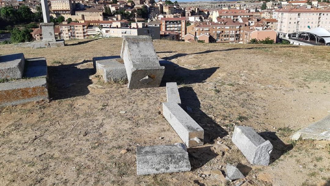 Cruz destrozada en los Altos de la Piedad Cruz destrozada en los Altos de la Piedad