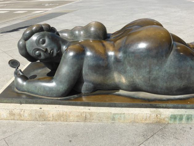 Escultura Mujer con espejo de Fernando Botero. Escultura Mujer con espejo de Fernando Botero.