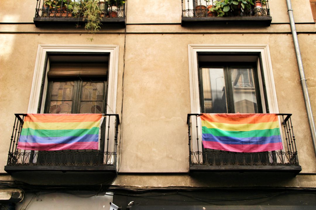 Banderas arcoiris en los balcones. Banderas arcoiris en los balcones.