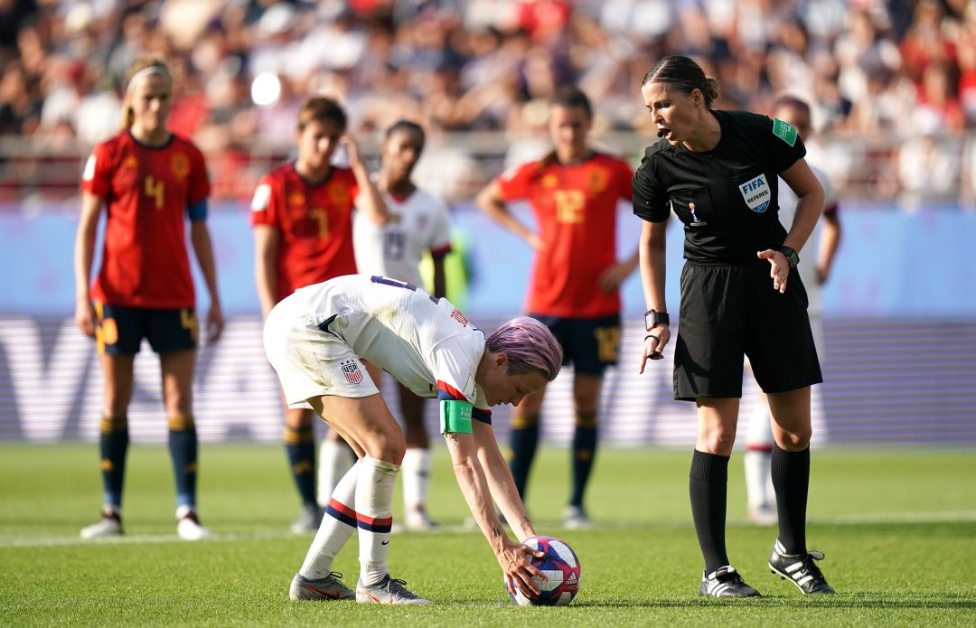 La capitana norteamericana, Rapinoe, antes de lanzar el segundo penalti La capitana norteamericana, Rapinoe, antes de lanzar el segundo penalti