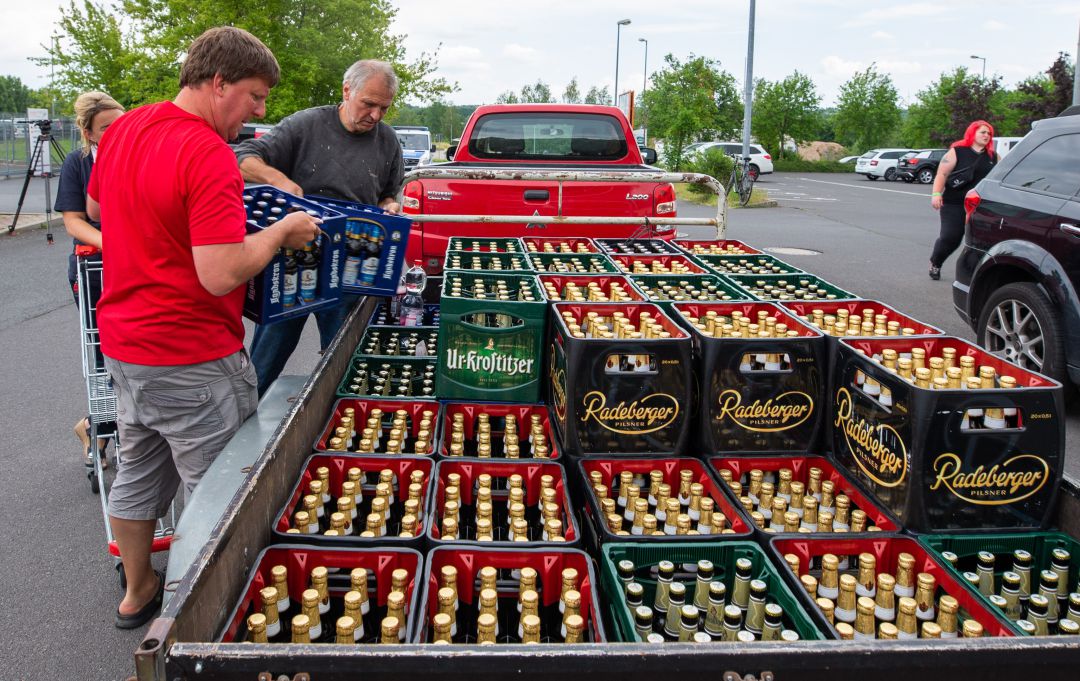 Los vecinos comprando alcohol para boicotear el evento. Los vecinos comprando alcohol para boicotear el evento.
