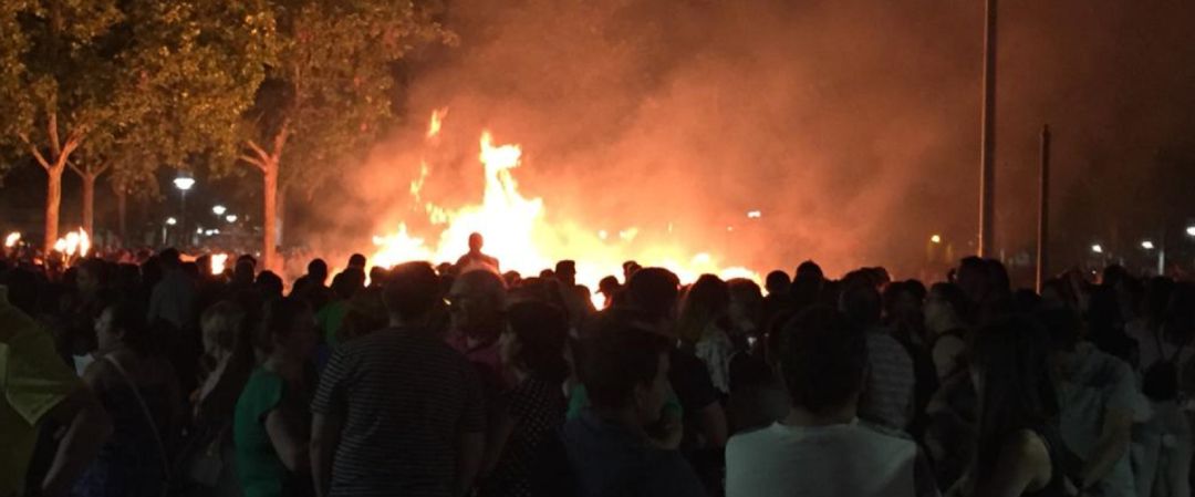 Imagen de la hoguera de este domingo por la noche en Albacete Imagen de la hoguera de este domingo por la noche en Albacete