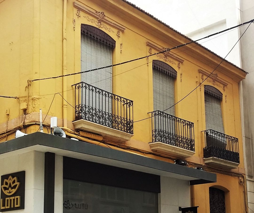 Imagen de un inmueble en el centro de Alicante que se va a convertir próximamente en un bloque de pisos turísticos Imagen de un inmueble en el centro de Alicante que se va a convertir próximamente en un bloque de pisos turísticos