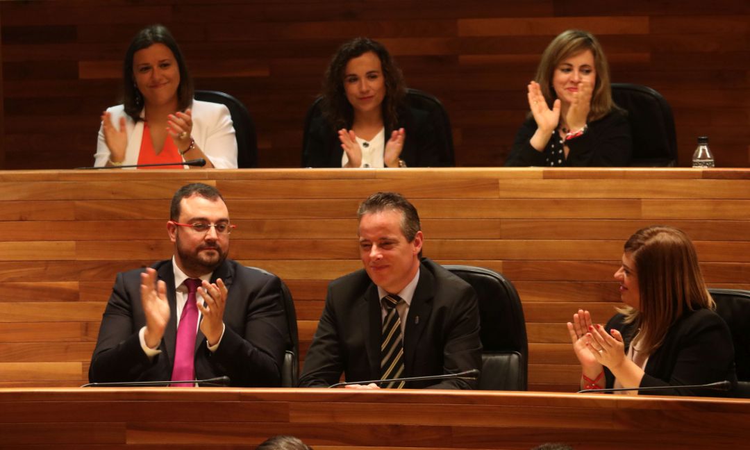 El socialista Marcelino Marcos Líndez es aplaudido por la bancada del PSOE tras ser proclamado presidente de la Junta General del Principado en la sesión de constitución del parlamento asturiano. A su derecha, Adrián Barbón,quien será con toda probabilidad el próximo presidente del gobierno asturiano. El socialista Marcelino Marcos Líndez es aplaudido por la bancada del PSOE tras ser proclamado presidente de la Junta General del Principado en la sesión de constitución del parlamento asturiano. A su derecha, Adrián Barbón,quien será con toda probabilidad el próximo presidente del gobierno asturiano.