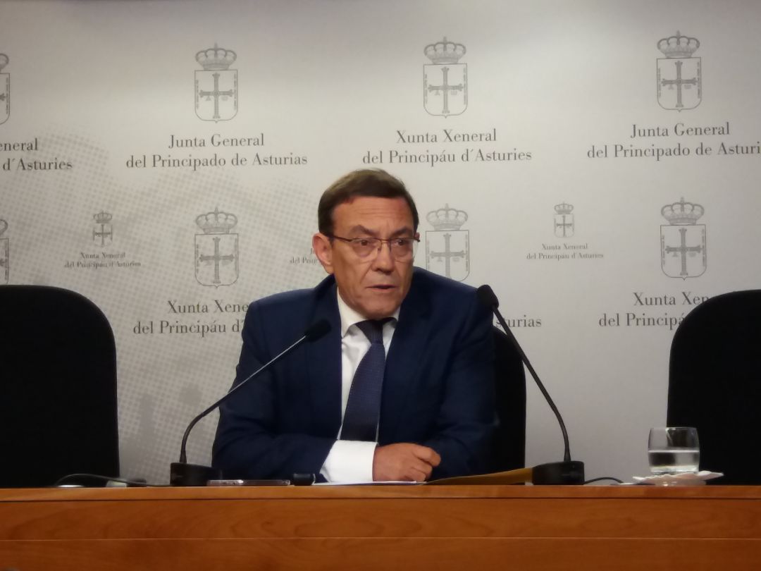 Juan Vázquez durante la rueda de prensa en la que ha anunciado su renuncia al acta de diputado regional Juan Vázquez durante la rueda de prensa en la que ha anunciado su renuncia al acta de diputado regional