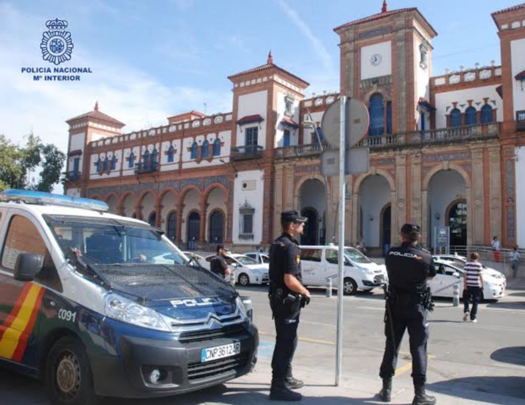 Agentes de la Policía Nacional Agentes de la Policía Nacional