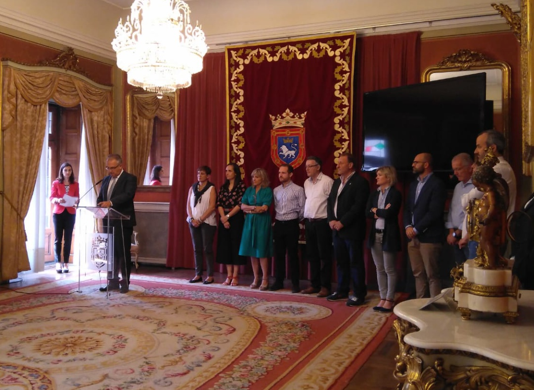 Enrique Maya, alcalde de Pamplona, junto a miembros del Ayuntamiento en el salón de plenos Enrique Maya, alcalde de Pamplona, junto a miembros del Ayuntamiento en el salón de plenos