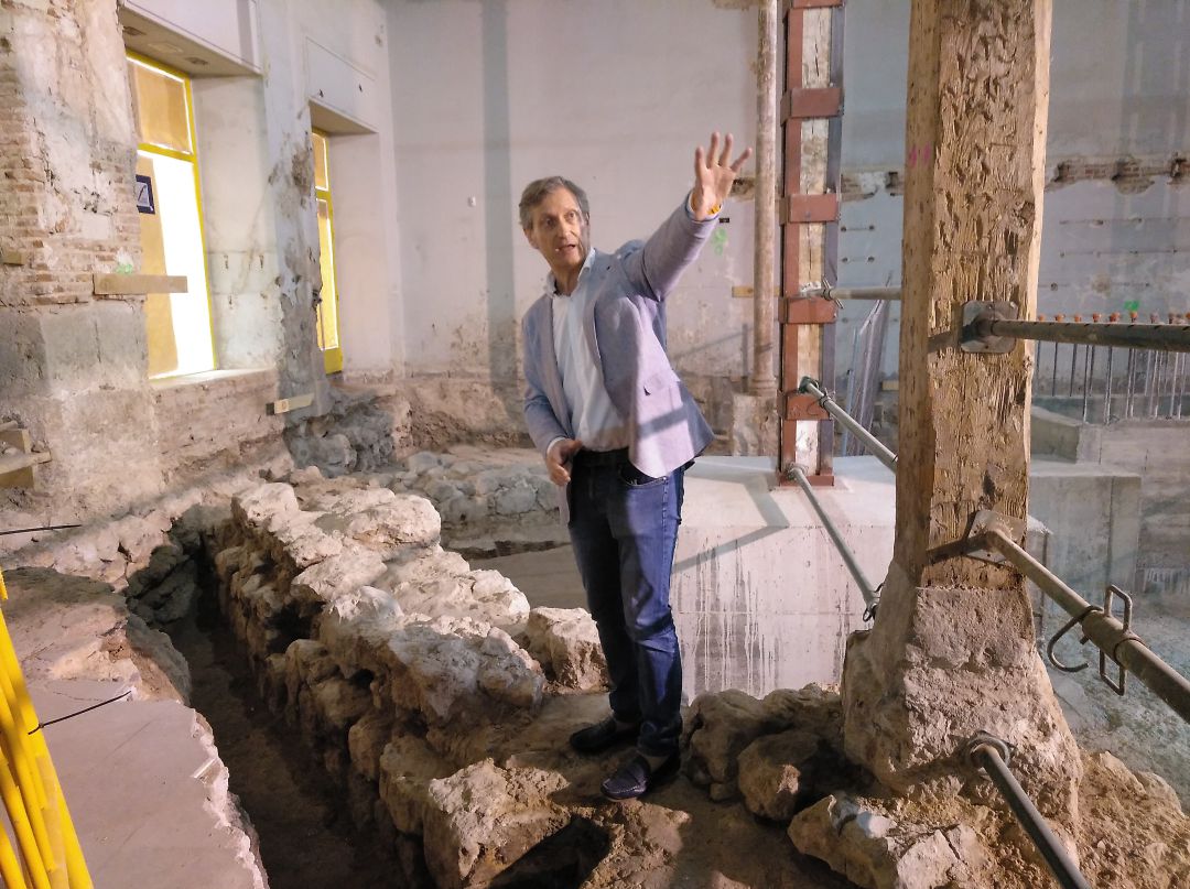 Uno de los responsables del hallazgo de los restos arqueológicos explica los detalles sobre uno de los muros de la antigua mezquita Uno de los responsables del hallazgo de los restos arqueológicos explica los detalles sobre uno de los muros de la antigua mezquita