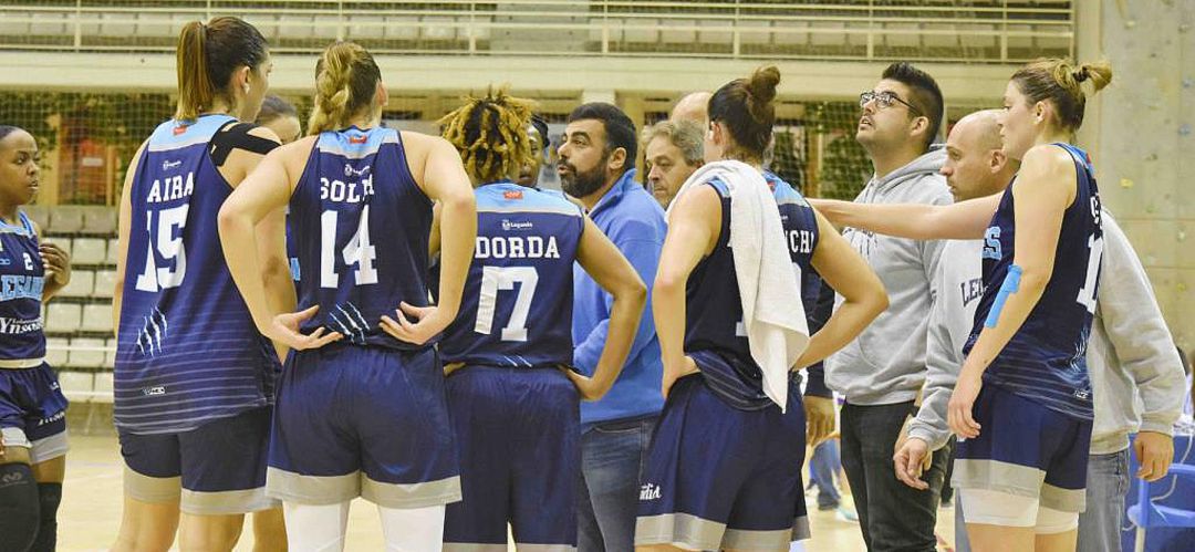 Pernas, en el centro, da instrucciones a sus jugadoras durante un partido esta pasada temporada. Pernas, en el centro, da instrucciones a sus jugadoras durante un partido esta pasada temporada.