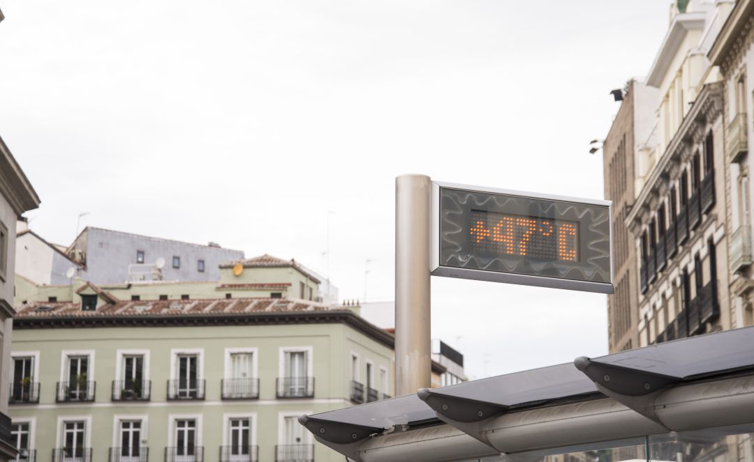 Un termómetro marca 47 grados en la plaza de Opera (Madrid). Un termómetro marca 47 grados en la plaza de Opera (Madrid).