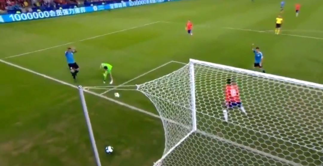 Luis Suárez pide penalti por mano del portero Luis Suárez pide penalti por mano del portero
