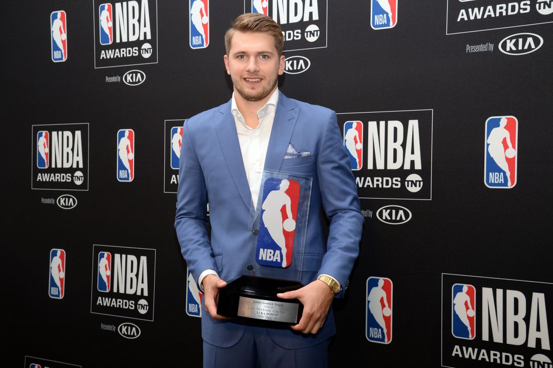 Doncic se corona como novato del año y Antetokounmpo se lleva el MVP Doncic se corona como novato del año y Antetokounmpo se lleva el MVP