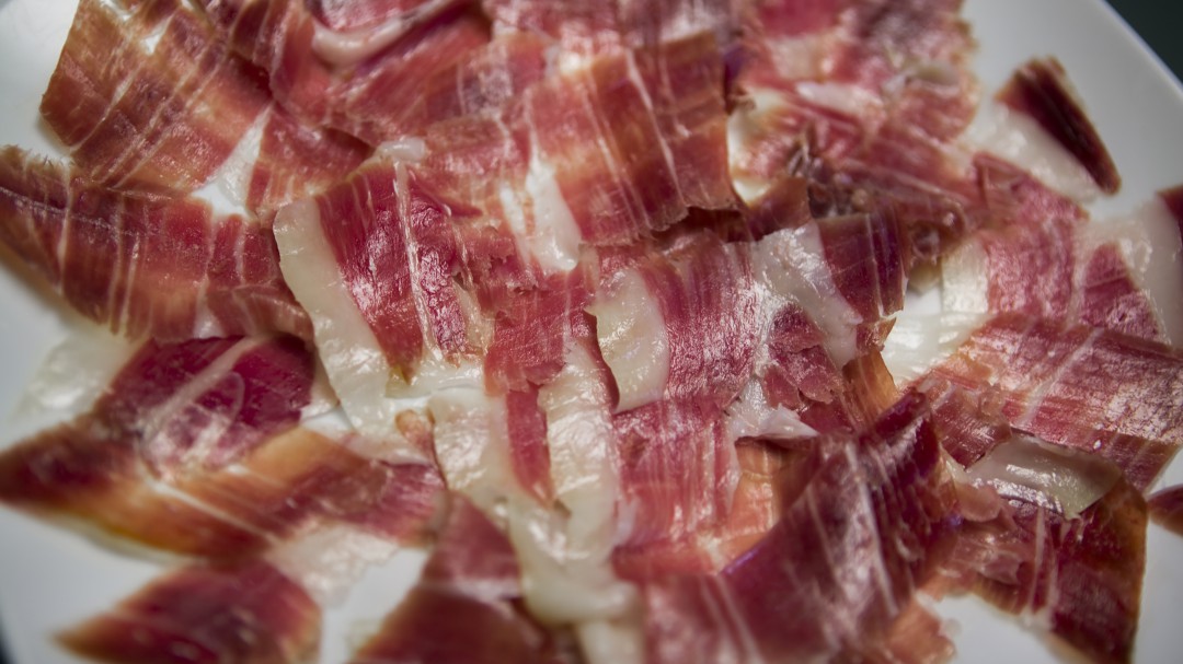 Por qué comer jamón a menudo no es una buena idea (y da igual si es ibérico)