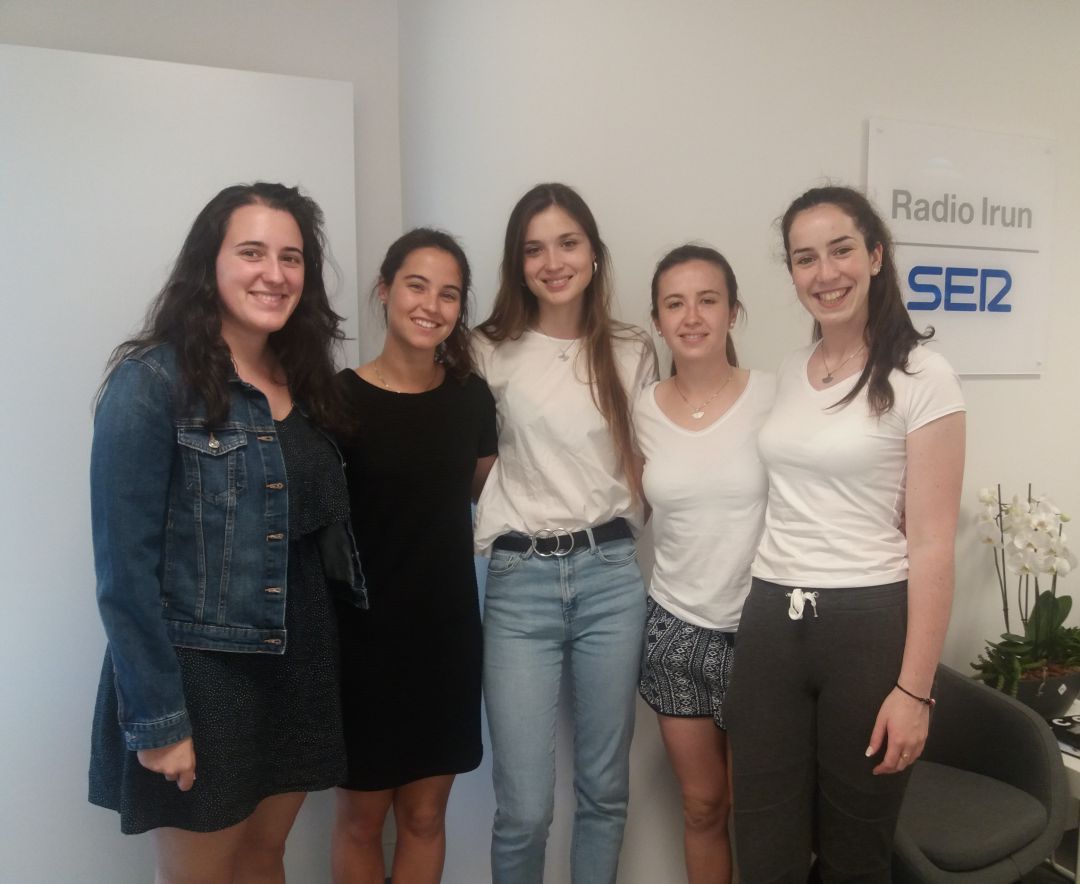Las cantineras del Alarde Tradicional en Radio Irun Las cantineras del Alarde Tradicional en Radio Irun