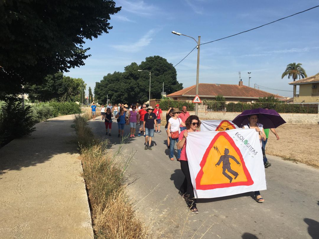 Vecinos de Santomera durante las protestas por la instalación de una línea alta tensión en el Siscar Vecinos de Santomera durante las protestas por la instalación de una línea alta tensión en el Siscar