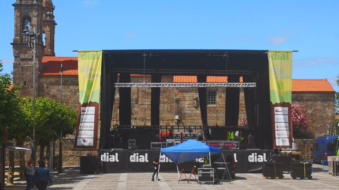 Todo preparado en Cambados para la Gira Déjate Llevar de Cadena Dial