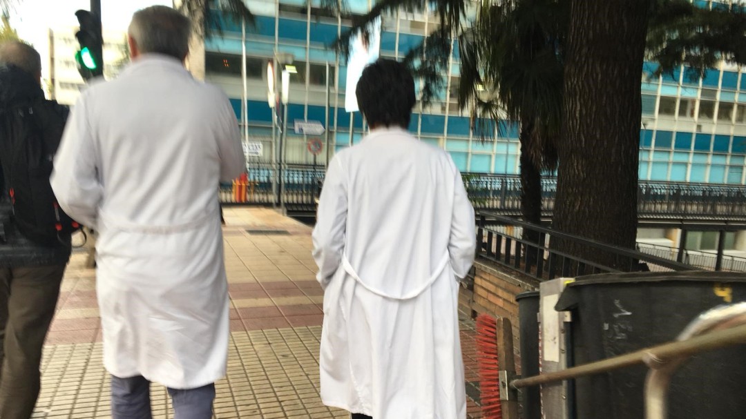 ¿Debe prohibirse a los trabajadores del hospital salir a la calle con ropa de trabajo?