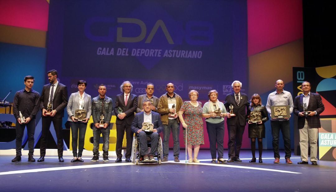 Foto de familia de los premiados Foto de familia de los premiados