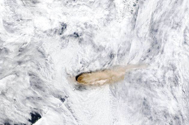 La nube de gas se expandió debido a una tormenta tropical. La nube de gas se expandió debido a una tormenta tropical.