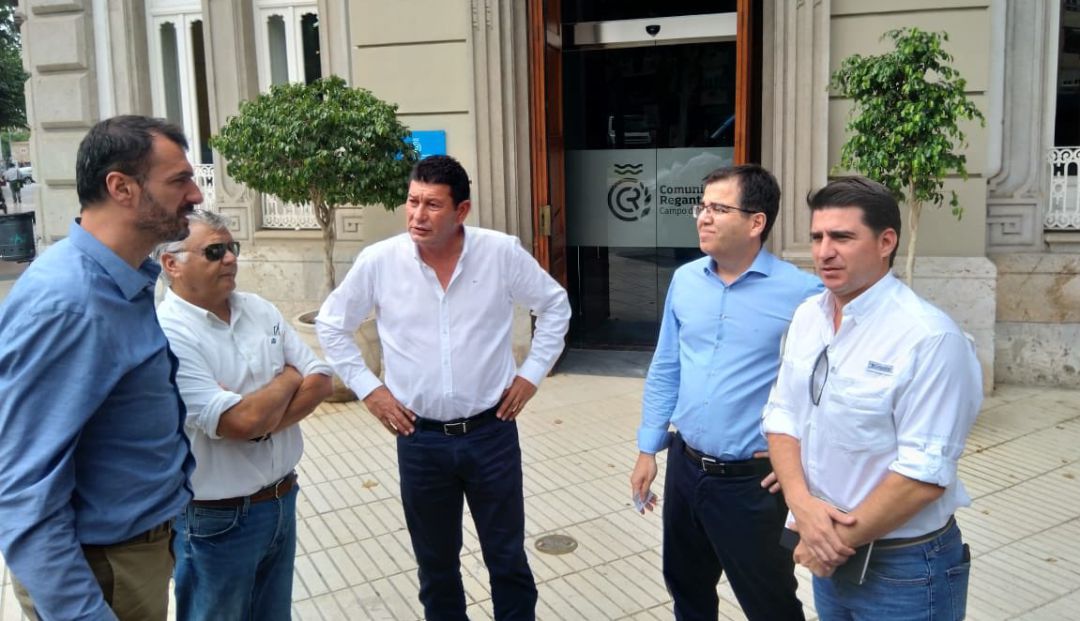 El presidente de la Comunidad de Regantes del Campo de Cartagena, Manuel Martínez, en el centro de la imagen, con varios representantes de la delegación ecuatoriana, incluido el ministro, Xavier Lazo, a la derecha El presidente de la Comunidad de Regantes del Campo de Cartagena, Manuel Martínez, en el centro de la imagen, con varios representantes de la delegación ecuatoriana, incluido el ministro, Xavier Lazo, a la derecha