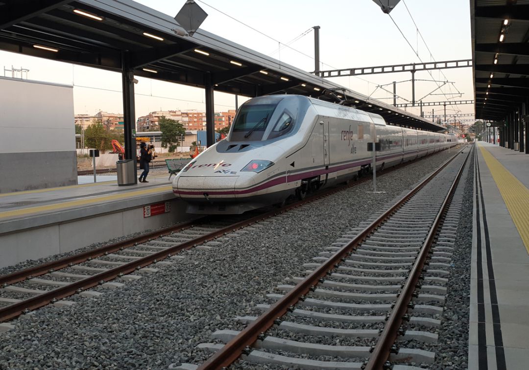 El AVE de Granada se estrena con trenes llenos y más de 55.000 billetes vendidos