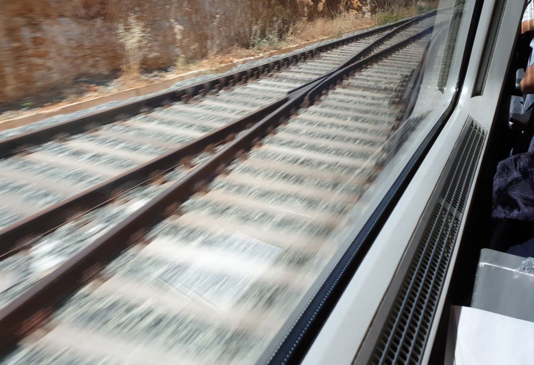 Momento en el que AVE de Granada entra, a la altura del término de Loja, en el trazado convencional adaptado para los trenes de alta velocidad Momento en el que AVE de Granada entra, a la altura del término de Loja, en el trazado convencional adaptado para los trenes de alta velocidad