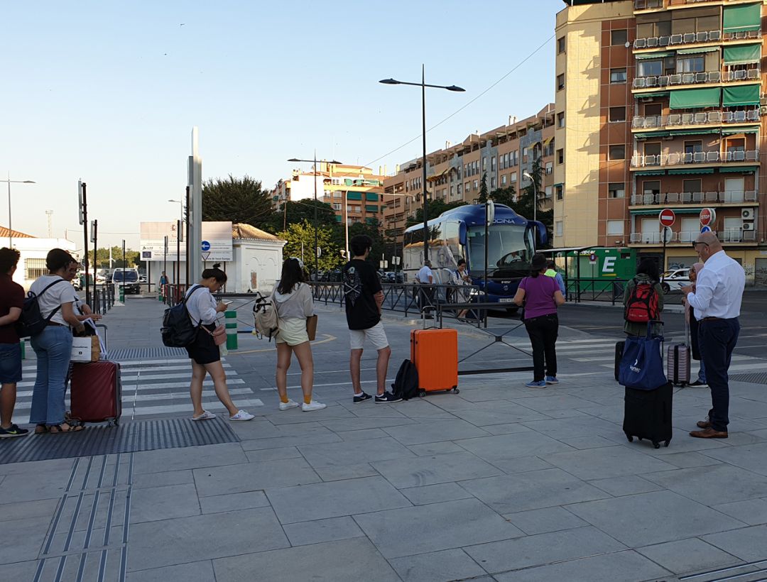 Usuarios del tren desde Granada a Algeciras y Sevilla utilizan el autobús para desplazarse desde Granada hasta la estación de Antequera Usuarios del tren desde Granada a Algeciras y Sevilla utilizan el autobús para desplazarse desde Granada hasta la estación de Antequera