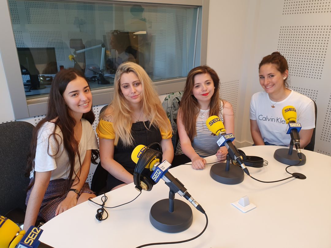 Cristina, Paula, Melissa e Irene en Radio Irun. Cristina, Paula, Melissa e Irene en Radio Irun.