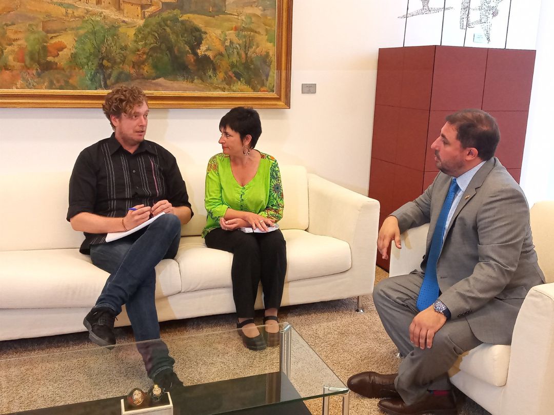 Un momento de la reunión de Unai Hualde con los portavoces de EH BIldu. Un momento de la reunión de Unai Hualde con los portavoces de EH BIldu.