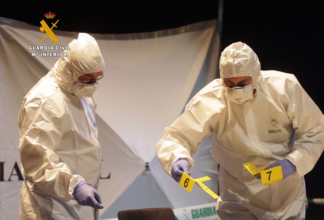 La Guardia Civil ha descubierto la procedencia de los huesos humanos encontrados ayer, martes, junto a un contenedor de basura en Puente Arce (Cantabria), que fueron depositados por el padre de una estudiante de medicina, que los tiró después de hacer limpieza en su trastero. La Guardia Civil ha descubierto la procedencia de los huesos humanos encontrados ayer, martes, junto a un contenedor de basura en Puente Arce (Cantabria), que fueron depositados por el padre de una estudiante de medicina, que los tiró después de hacer limpieza en su trastero.