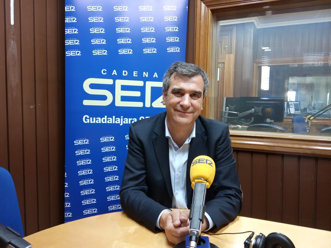 Antonio Román, en los estudios de SER Guadalajara durante la última campaña electoral. Antonio Román, en los estudios de SER Guadalajara durante la última campaña electoral.