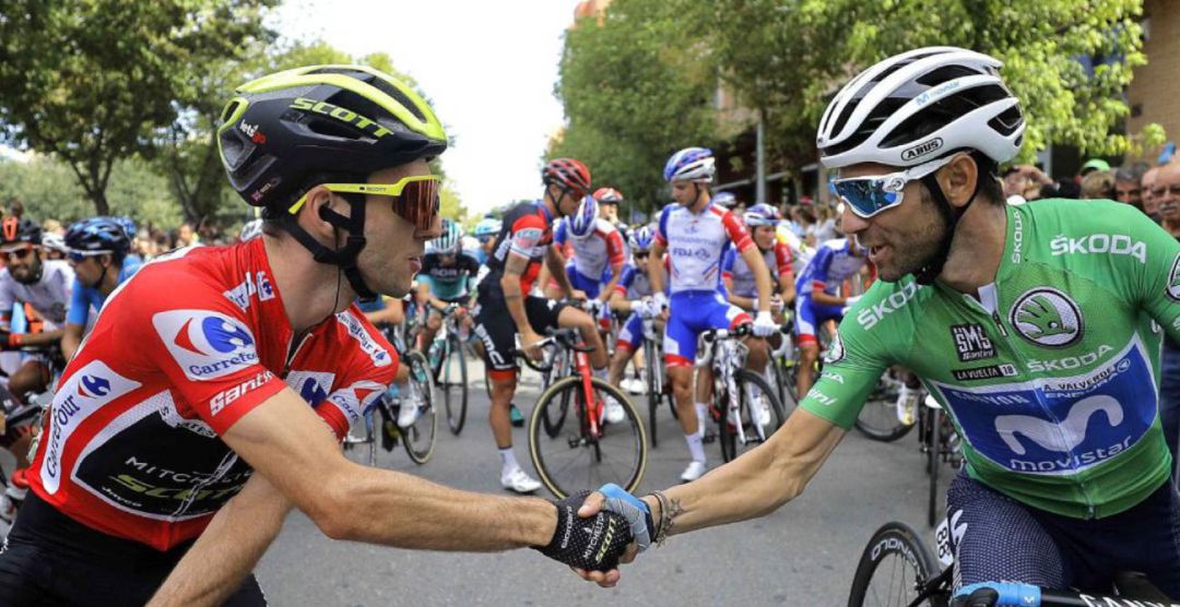 Valverde saluda a Simón Yates en la antepenúltima etapa de la Vuelta a España 2018 (foto de archivo) Valverde saluda a Simón Yates en la antepenúltima etapa de la Vuelta a España 2018 (foto de archivo)