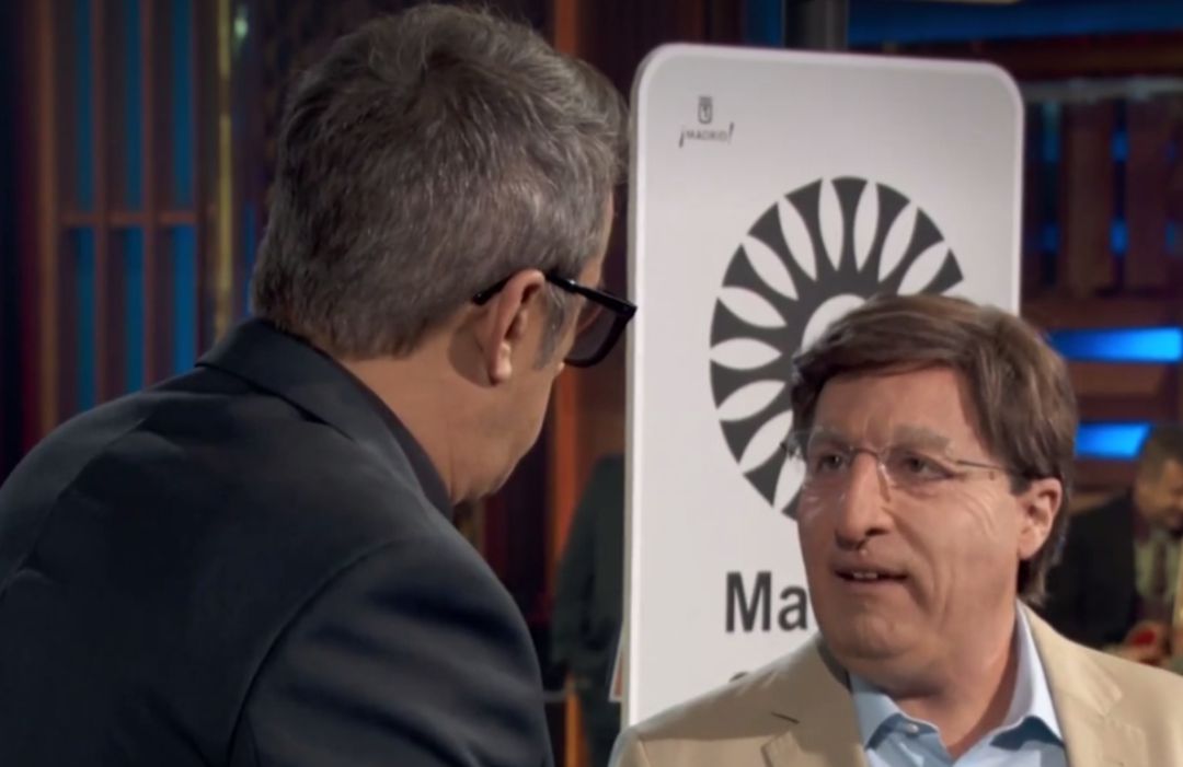 Raúl Pérez como Martínez-Almeida. Raúl Pérez como Martínez-Almeida.