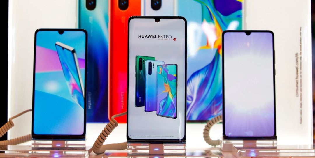El nuevo móvil Huawei P30 expuesto en una tienda en Bangkok (Tailandia) el 13 de junio de 2019 El nuevo móvil Huawei P30 expuesto en una tienda en Bangkok (Tailandia) el 13 de junio de 2019
