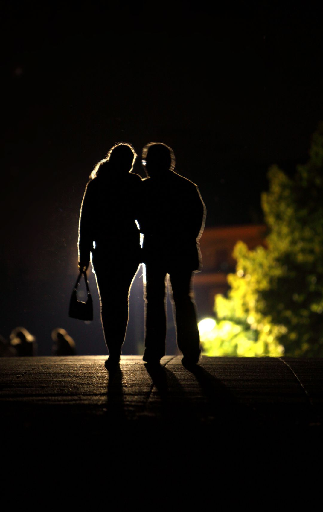 Pareja paseando de noche. Pareja paseando de noche.