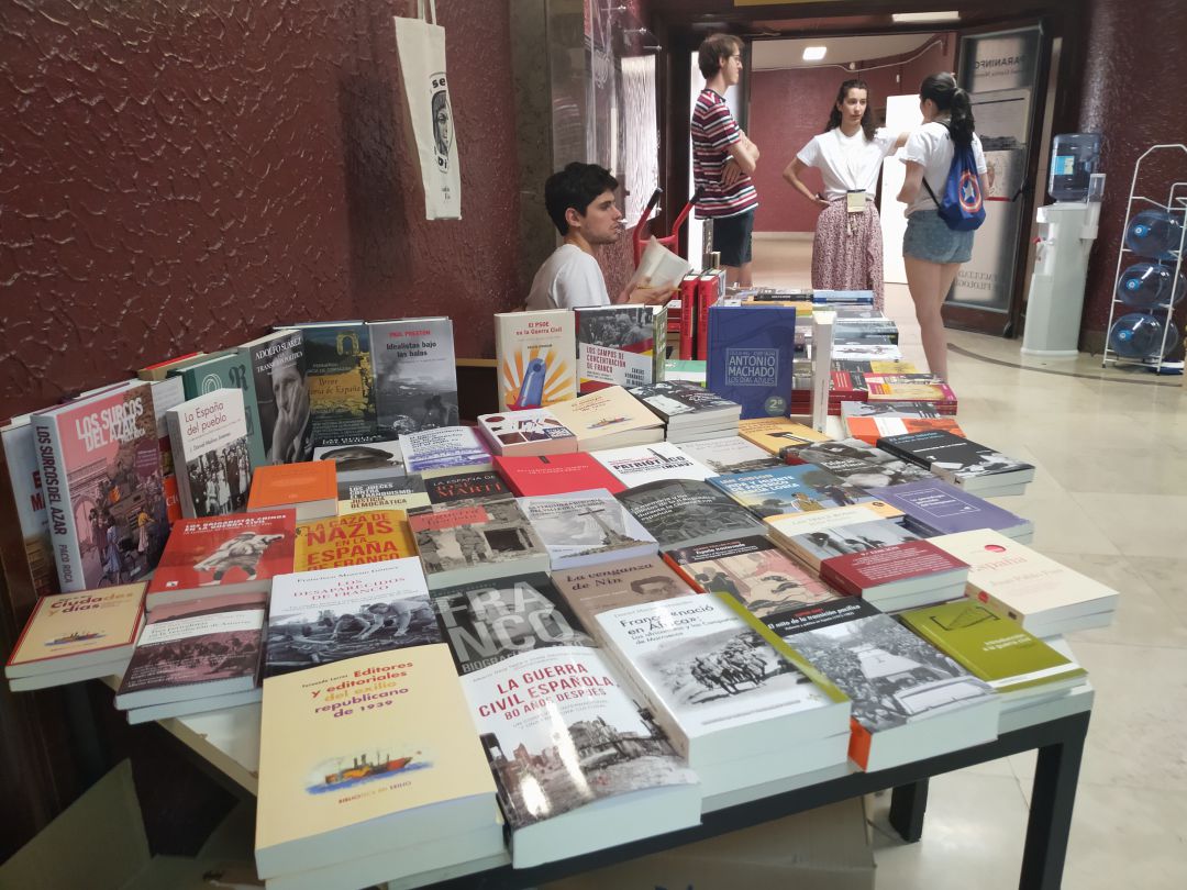 Libros de memoria histórica en la Universidad Complutense de Madrid durante el Congreso de la Memoria Libros de memoria histórica en la Universidad Complutense de Madrid durante el Congreso de la Memoria