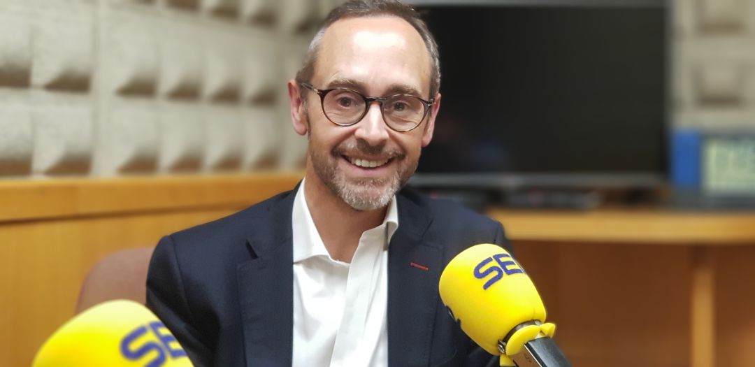 El profesor Blanco, en los estudios de Radio Asturias El profesor Blanco, en los estudios de Radio Asturias