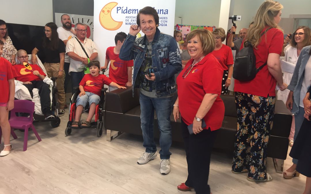 Raphael escucha como los niños le cantan, al llegar, su canción 'Mi Gran Noche' Raphael escucha como los niños le cantan, al llegar, su canción 'Mi Gran Noche'