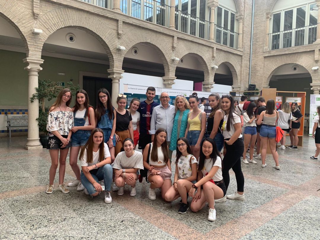 Grupo de alumnas y alumno del IES Juan López Morillas participantes en las jornadas Grupo de alumnas y alumno del IES Juan López Morillas participantes en las jornadas