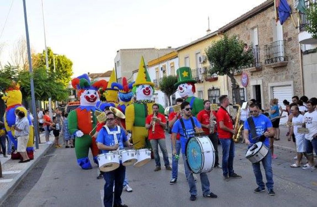Pasacalles de la cabalgata de las Fiestas de San Pedro, en la Estación Linares-Baeza. Pasacalles de la cabalgata de las Fiestas de San Pedro, en la Estación Linares-Baeza.