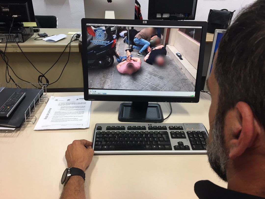 Un inspector de Policía muestra las imágenes de la operación Un inspector de Policía muestra las imágenes de la operación