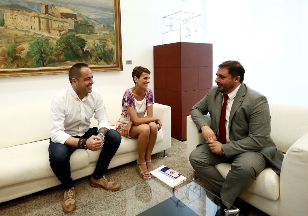 María Chivite y Ramón Alzorriz, en el despacho del presidente del Parlamento Unai Hualde. María Chivite y Ramón Alzorriz, en el despacho del presidente del Parlamento Unai Hualde.