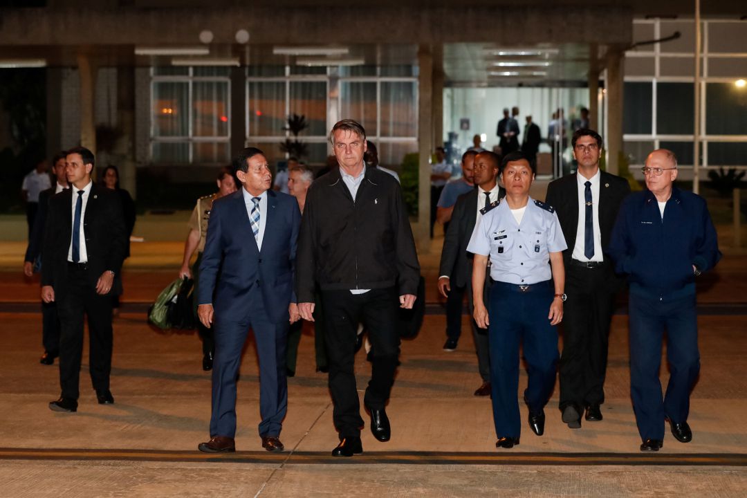 El presidente de Brasil, Jair Bolsonaro, camina antes de su viaje a Japón para la reunión del G20 de esta semana en la base aérea de Brasilia, Brasil (25 de junio de 2019) El presidente de Brasil, Jair Bolsonaro, camina antes de su viaje a Japón para la reunión del G20 de esta semana en la base aérea de Brasilia, Brasil (25 de junio de 2019)