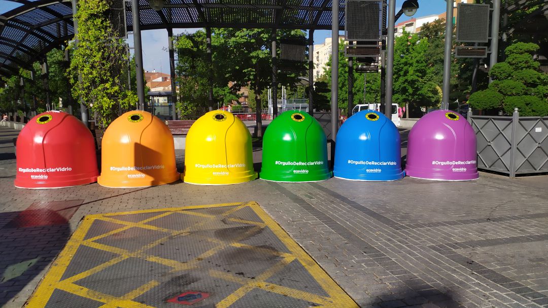Punto de reciclaje de vidrio en la Plaza del Pradillo de Móstoles Punto de reciclaje de vidrio en la Plaza del Pradillo de Móstoles