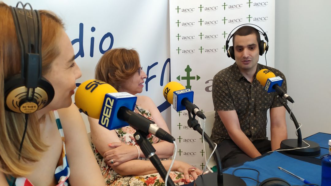 Ana Iriarte con la doctora Elena Segura y Adrián Rivera quién ha superado un cáncer Ana Iriarte con la doctora Elena Segura y Adrián Rivera quién ha superado un cáncer