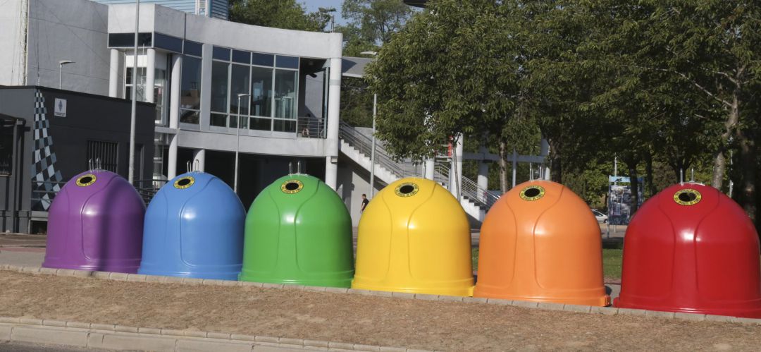 Los contenedores arcoiris de reciclaje de vidrio lucirán en dos calles de Leganés en la Semana del Orgullo. Los contenedores arcoiris de reciclaje de vidrio lucirán en dos calles de Leganés en la Semana del Orgullo.