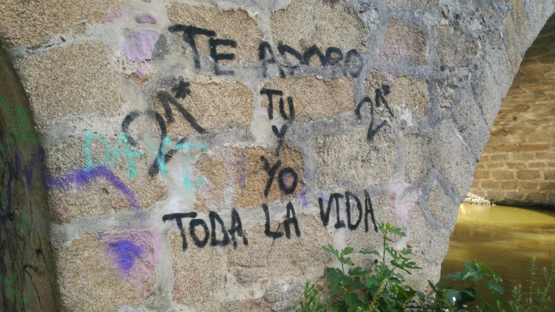 Aparecen varias pintadas en elementos patrimoniales
