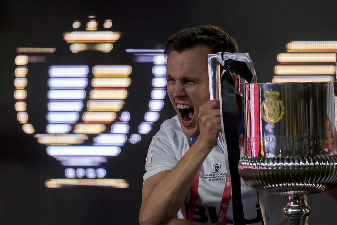 Cheryshev con la Copa del Rey Cheryshev con la Copa del Rey